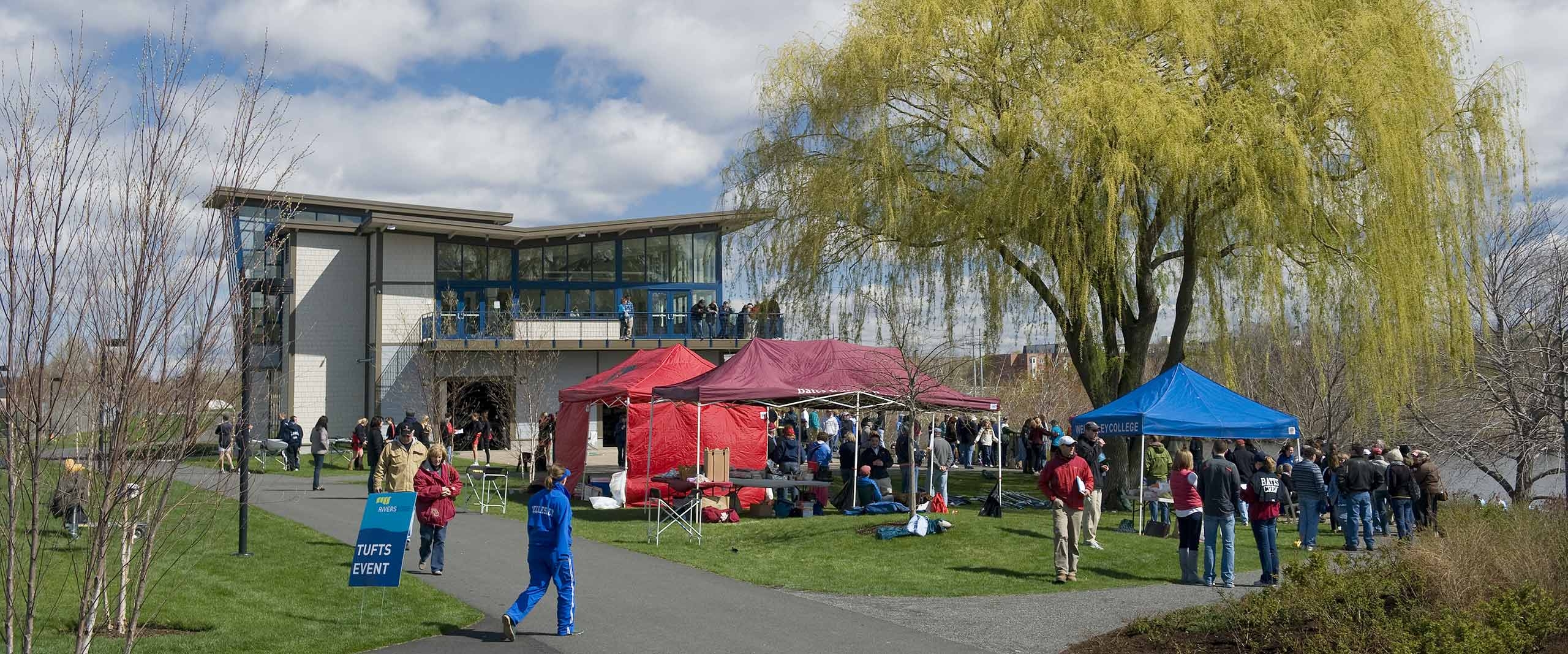 tufts regatta crowd